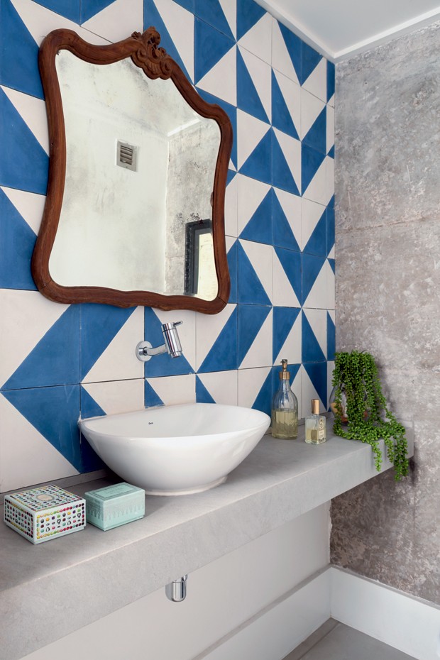 lavabo-ladrilho-hidráulico-espelho-moldura-vintage-Gabriela-Marques (Foto: Edu Castello/Editora Globo)