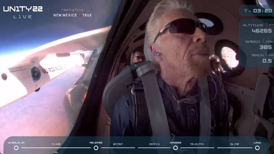 Richard Branson e mais 5 tripulantes viajam ao espaço. Imagem de dentro do foguete.