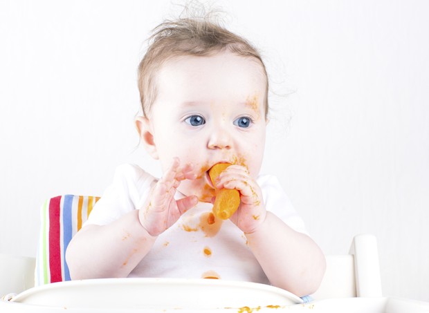 Bebê; comendo; alimentação; cenoura; sujeira (Foto: Thinkstock)