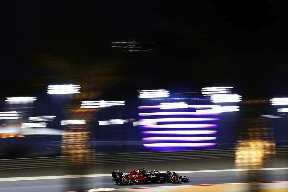Guanyu Zhou guia o C43, da Alfa Romeo, no 2º dia de testes da F1 2023 — Foto: Mark Thompson/Getty Images