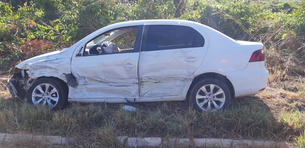 Quatro pessoas ficam feridas após carros colidirem na BR-010 no Maranhão. — Foto: Divulgação/PRF.