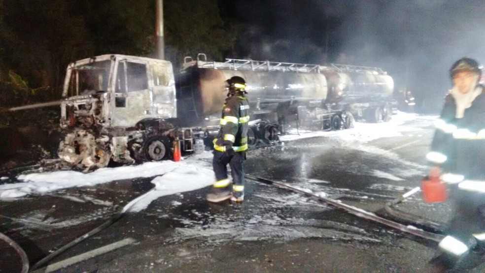 Carreta ficou destruída por incêndio na Rodovia Cônego Domênico Rangoni (Foto: Divulgação/Polícia Militar Rodoviária)