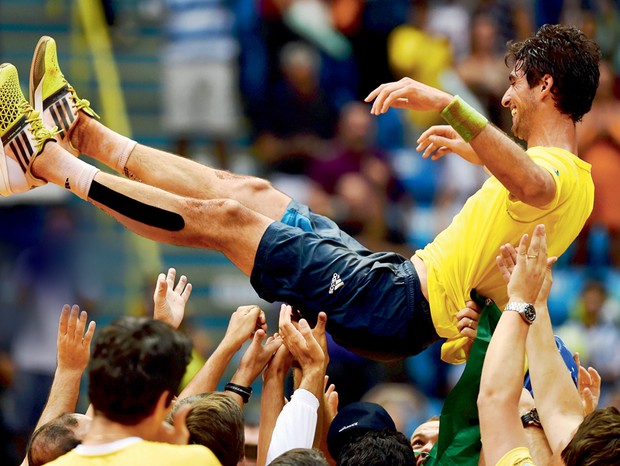 SAO PAULO, BRAZIL - SEPTEMBER 14:  Thomaz Bellucci of Brazil is carried by teammates after winning his play-off singles match against Roberto Bautista Agut of Spain on the World Group Play-off round of the Davis Cup at Ibirapuera Gymnasium on September 14 (Foto: Getty Images)