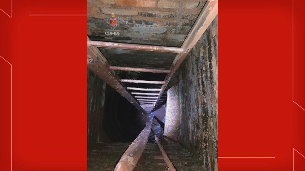 Cisterna em que trabalhadores caíram, no DF, tinha cerca de 7 metros de profundidade — Foto: CBMDF/Reprodução