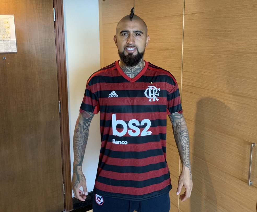 A aus&ecirc;ncia de sele&ccedil;&otilde;es n&atilde;o impediu que o Flamengo presenteasse o chileno Arturo Vidal &mdash; Foto: Reprodu&ccedil;&atilde;o/Twitter