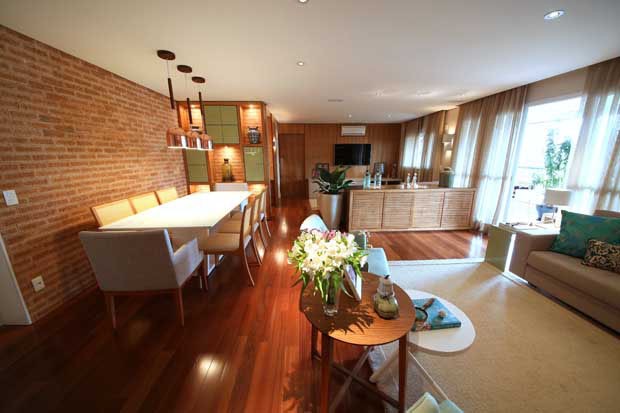 Tijolos e madeira criam atmosfera rústica em apartamento (Foto: Mário Bock / divulgação)