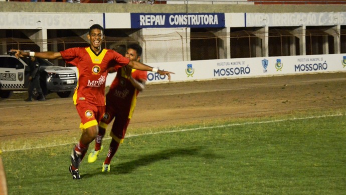 Ricardo Lopes, do Globo FC, comemora gol na final da Copa FNF (Foto: Alcivan Costa/Gazeta do Oeste)