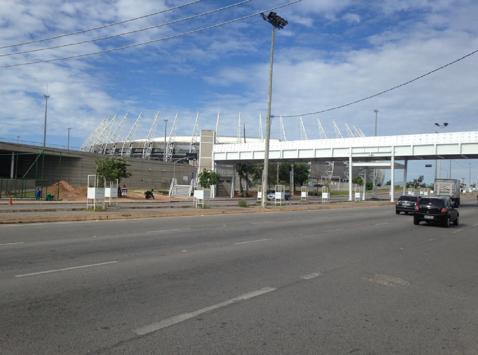 Fluidez do trânsito, iluminação e segurança foram um dos pontos satisfatórios apontados pelos moradores após reforma da Arena Castelão e requalificação da Avenida Alberto Craveiro. (Foto: Gioras Xerez/G1 Ceará)