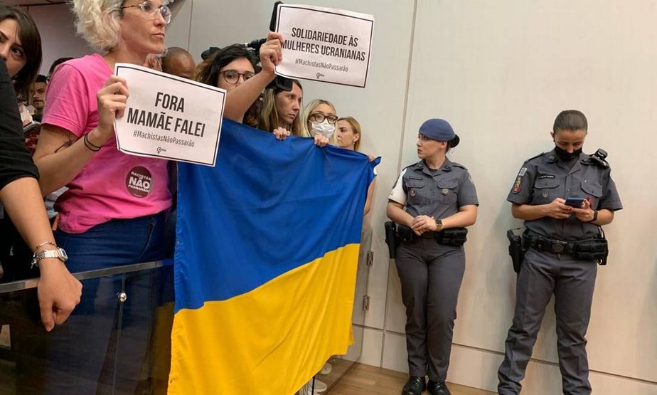 Grupo de ucranianas foi barrado do lado de fora da sala quando tentou acompanhar de perto o julgamento de Arthur do Val.
