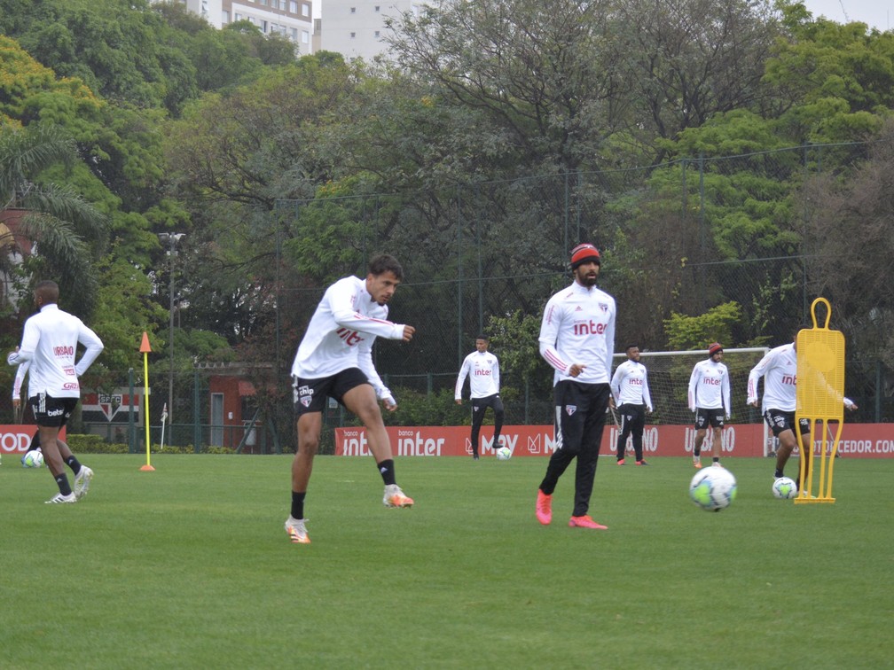 Diego Costa treinou entre os titulares do São Paulo neste sábado — Foto: Divulgação