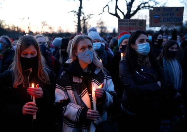 LONDON, ENGLAND - MARCH 13: A woman is arrested during a vigil for Sarah Everard on Clapham Common on March 13, 2021 in London, United Kingdom. Vigils are being held across the United Kingdom in memory of Sarah Everard. Yesterday, the Police confirmed tha (Foto: Getty Images)