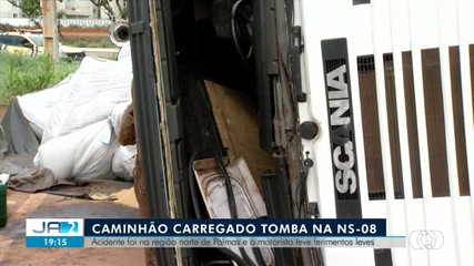 Caminhão tomba na NS-08 em Palmas; motorista teve ferimentos leves