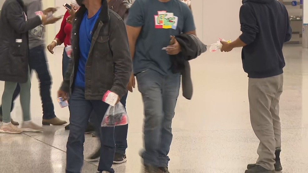 Mais um voo com deportados chega em Minas Gerais  Foto: Reproduo/TV Globo
