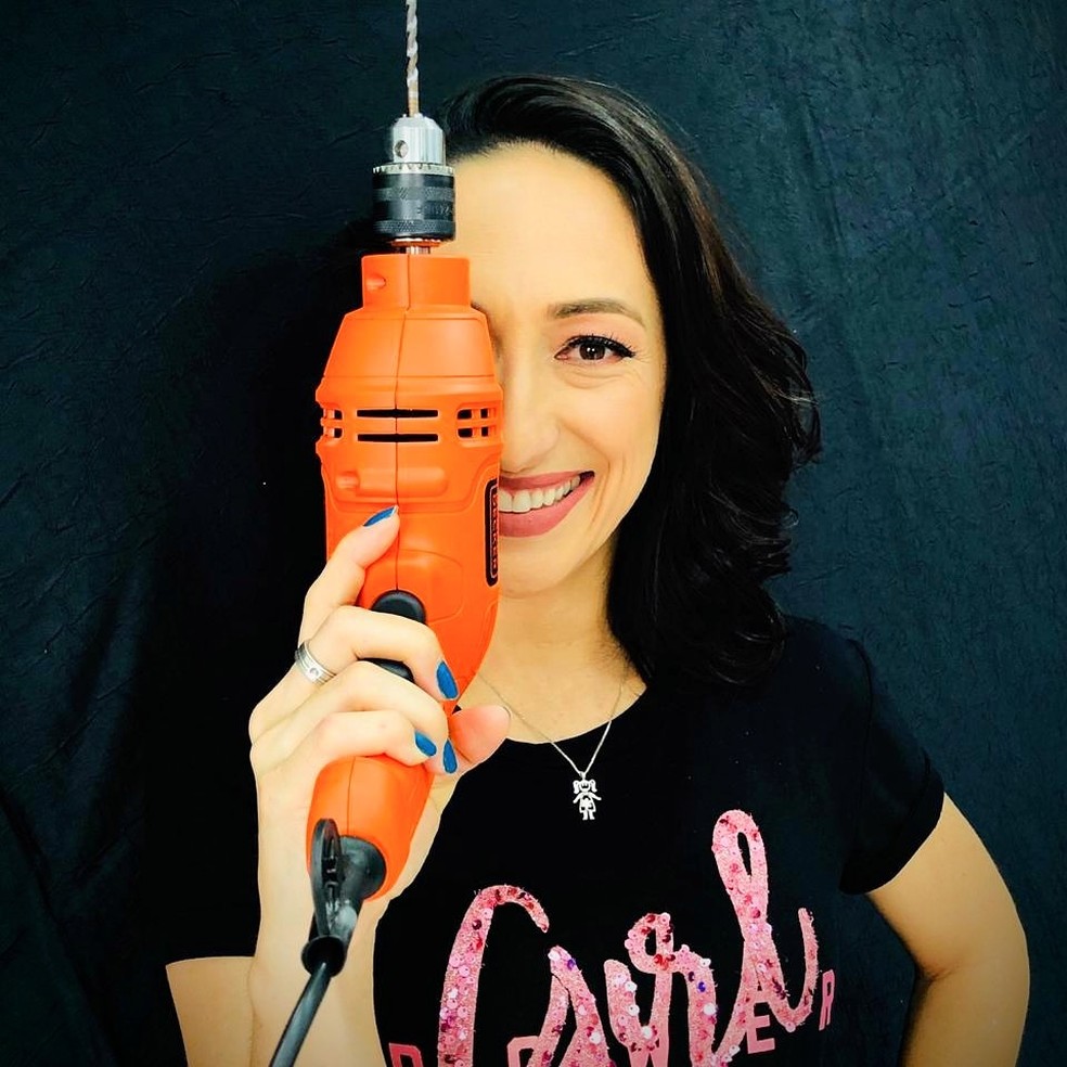 Um dos assuntos abordados no curso é de como e para quê utilizar a furadeira dentro de casa — Foto: Arquivo pessoal