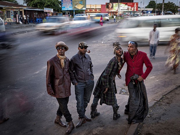 Imagem vencedora na categoria "Um Momento" retrata um grupo de "Sapeurs", nome dado a membros de uma sucultura que floresceu na República Democática do Congo (Foto: Johnny Haglund/www.tpoty.com/BBC)