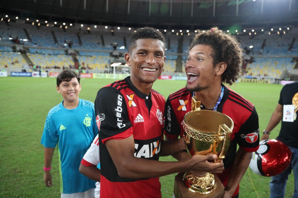 Márcio Araújo e Willian Arão comemoram título do Campeonato Carioca de 2017 (Foto: Gilvan de Souza/Flamengo)