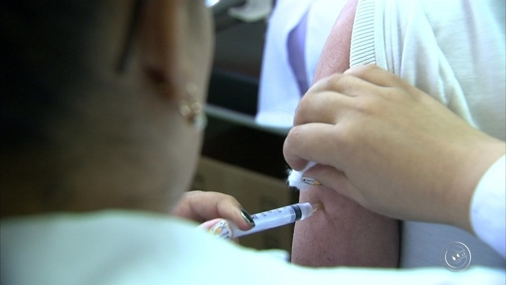 Vacina contra a febre amarela é distribuída em postos na região de Jundiaí (Foto: Reprodução/TV TEM)