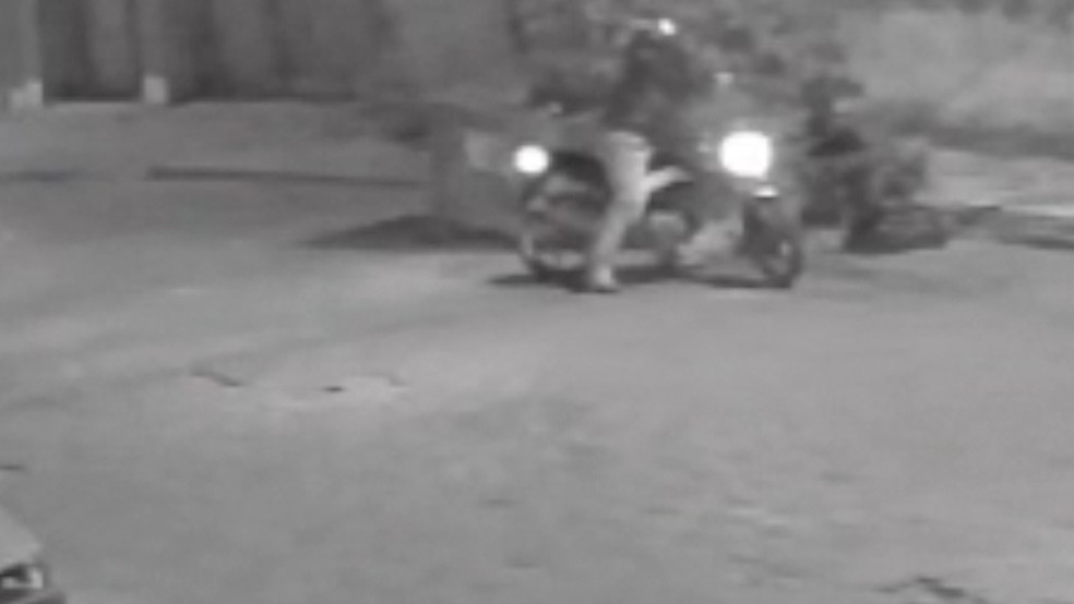 Motociclista matou homem a tiros em rua do ES — Foto: Reprodução/TV Gazeta