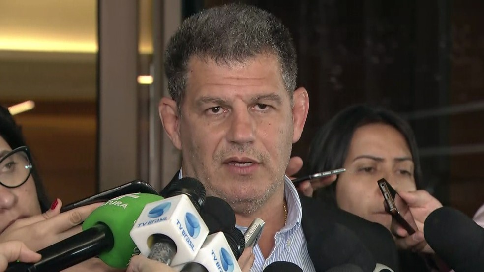 Presidente do PSL em frente ao Hospital Albert Einstein (Foto: ReproduÃ§Ã£o/TV Globo)