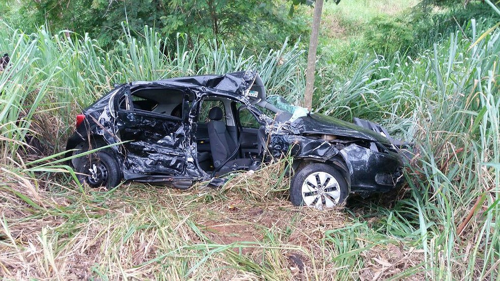 Três passageiros morreram na hora após acidente entre carro e ambulância (Foto: Polícia Rodoviária Federal/Divulgação)