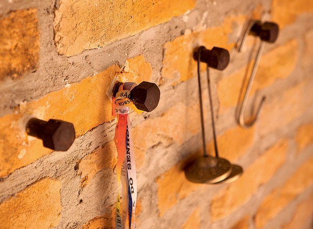 Pregos garimpados em obras da arquiteta Kita Flórido viraram ganchos na parede (Foto: Edu Castello/Casa e Jardim)