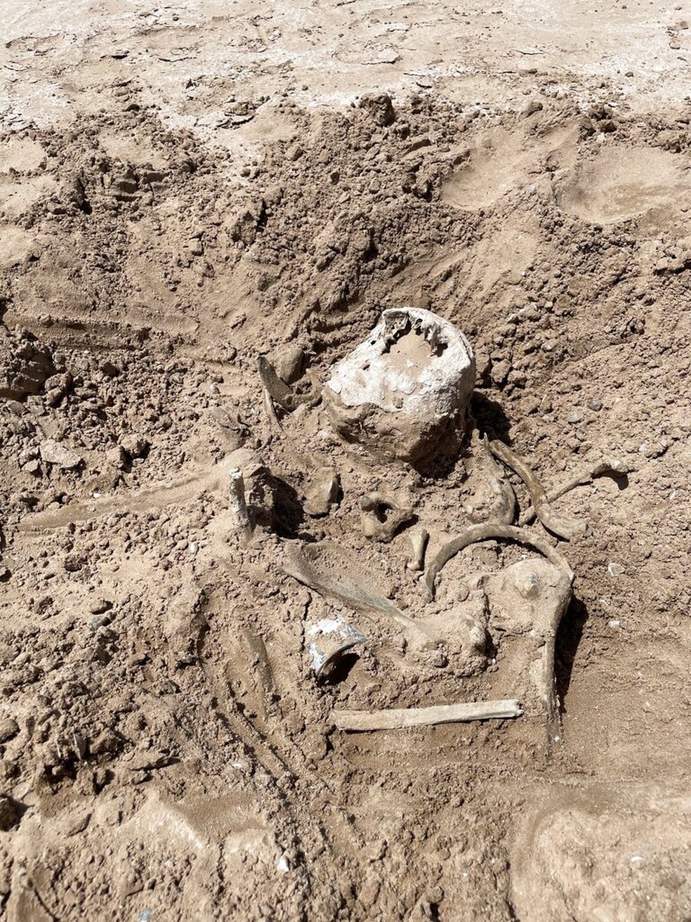 Restos humanos foram encontradas no solo de área antes alagada de um lago em Las Vegas — Foto:  Lindsey Melvin via AP