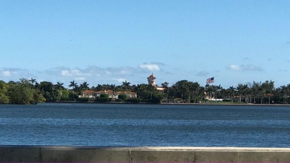 Os controles e bloqueios de estradas nos impediram de chegar perto do resort Mar-a-Lago — Foto: BBC Mundo