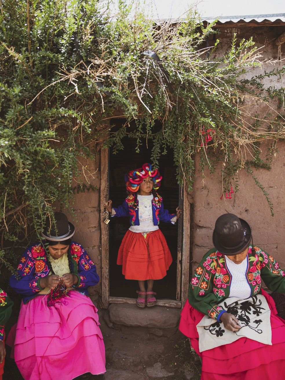 Delas, elas: por gerações, as mulheres de Taquile, vizinhas dos Uros, levam a cultura ancestral feminina de bordados e artesanatos com significados Incas  — Foto: Acervo pessoal