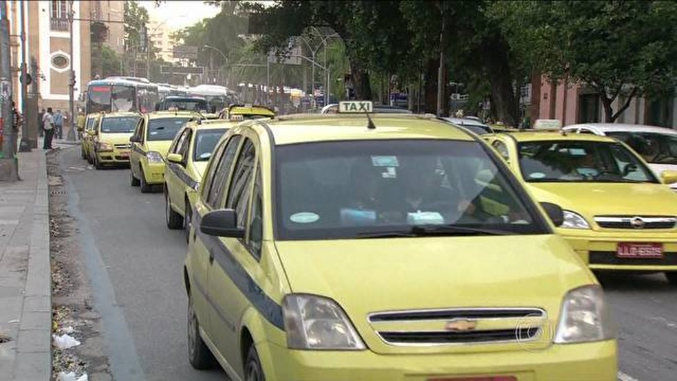 A partir desta quinta-feira, táxis do Rio circulam com nova tabela de preços e bandeirada passa a ser de R$ 6. — Foto: Reprodução/TV Globo