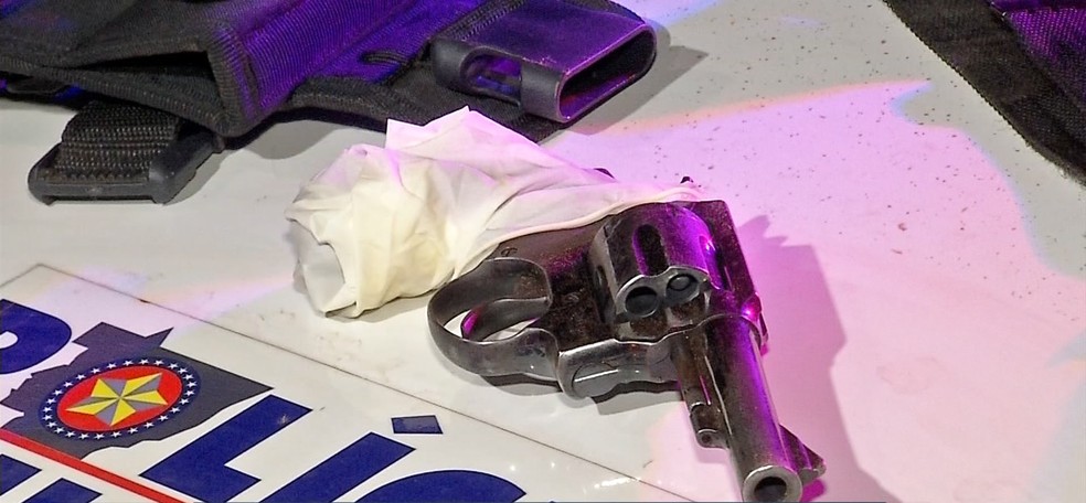 Arma usada por vigilante para matar porteira em condomínio de luxo em Rondonópolis (MT) — Foto: TVCA/Reprodução