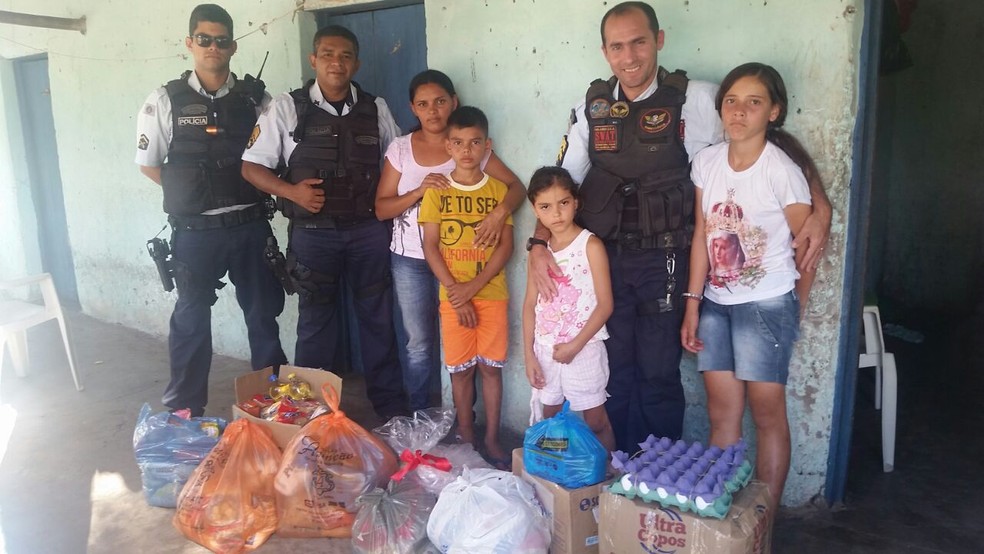 Policiais fazem campanha solidária à família de crianças assassinadas em Viçosa do Ceará (Foto: Soldado Magalhães)