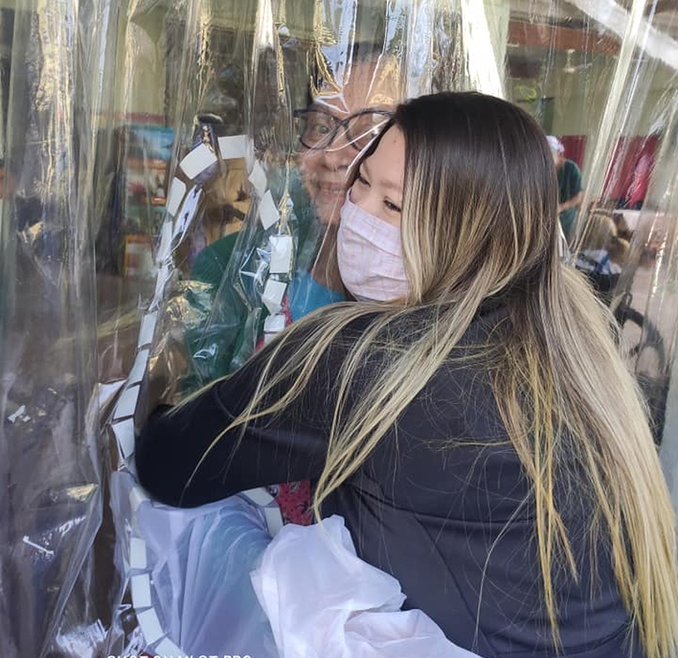 Lar promoveu 'semana do abraço' adaptada à pandemia, para que idosos pudessem rever familiares e amigos — Foto: Reprodução/Facebook