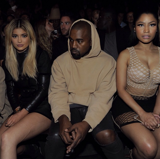 Kylie Jenner, Kanye West e Nicki Minaj são amigos e apoiadores de Wang; aqui, o trio assiste seu desfile de verão 2016 da fila A