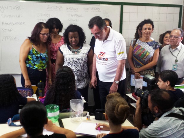 Ministro do Desenvolvimento Agrário, Patrus Ananias (PT), visita escola em Belo Horizonte em dia de mobilização de combate ao mosquito Aedes aegypti (Foto: Thaís Pimentel/G1)