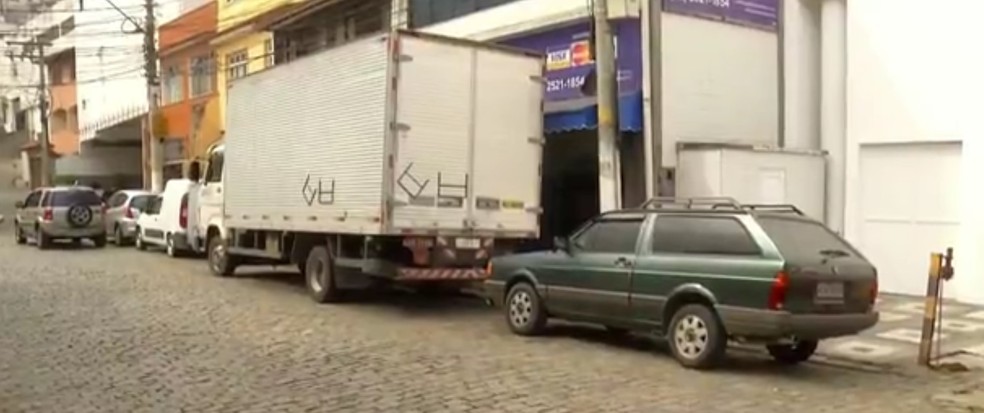 Suspeitos tentaram assaltar este caminhão no Centro de Nova Friburgo (Foto: Reprodução/Inter TV)