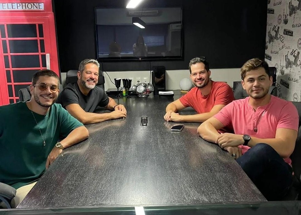 Reunião com o empresário de Arthur Aguiar e Lucas Veloso, Pedro motta, em Recife. — Foto: Arquivo pessoal / Elvis Guimarães
