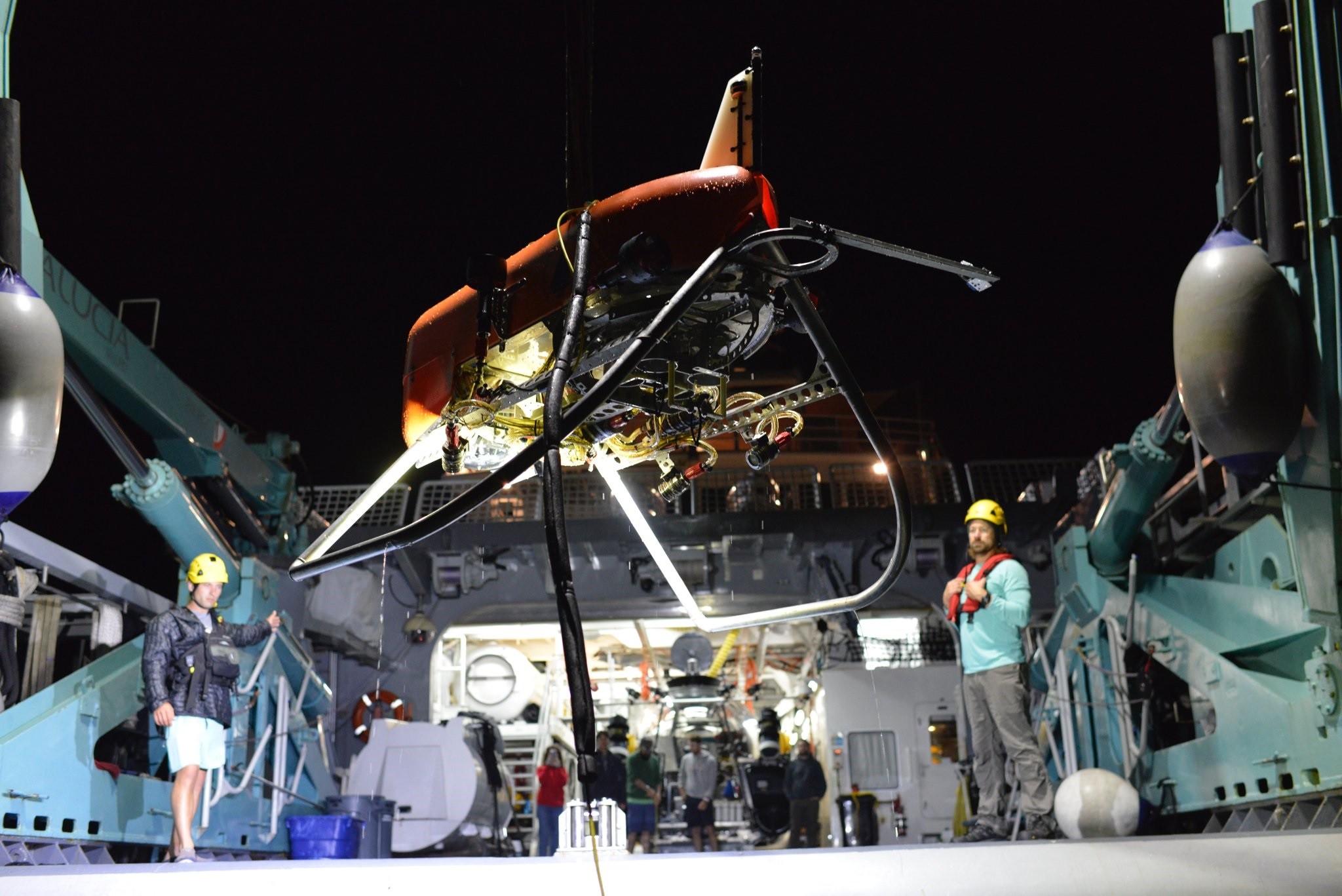 O drone submarino Orpheus pesa cerca de 270 quilos (Foto: Reprodução/Twitter WHOI )