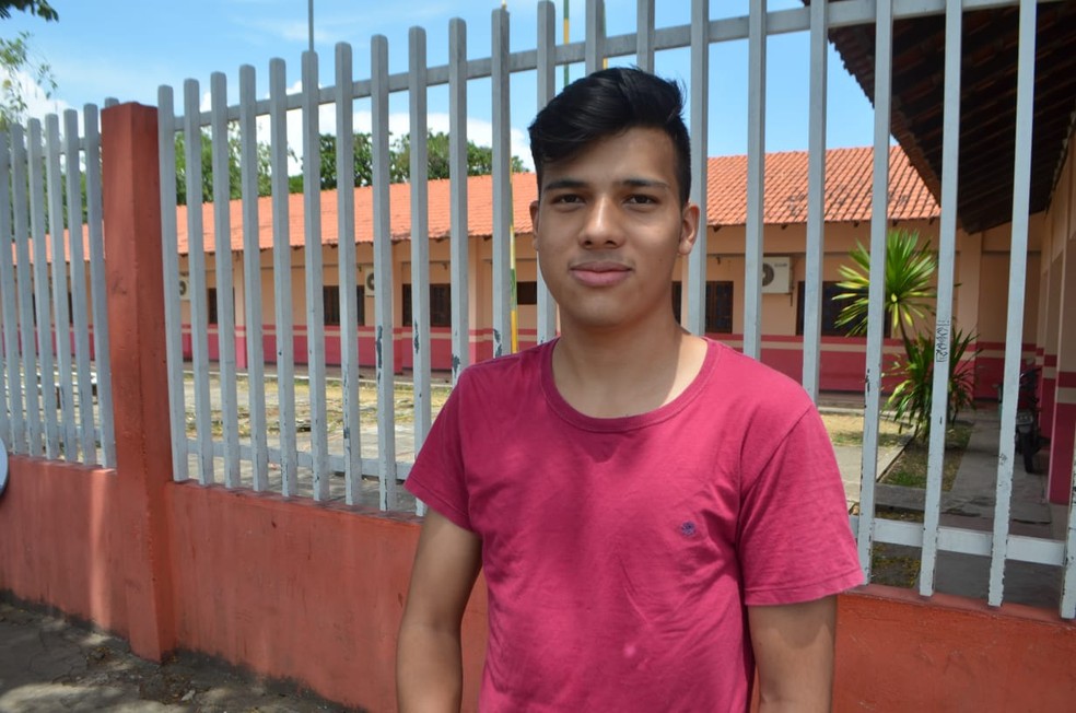 Gustavo Pantoja, de 19 anos, chegou faltando 10 minutos para o fechamento dos portões, em Macapá — Foto: Victor Vidigal/G1