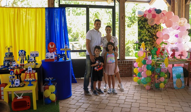 Fernanda Pontes e Diogo Boni comemoram o aniversáiro dos filhos, Malu e Matheus (Foto: Divulgação)