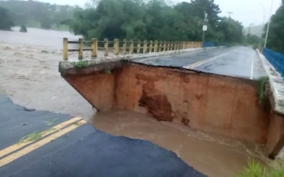 Pista de ponte ficou destruida  — Foto: Jerônimo Gonzaga Nascimento/Arquivo