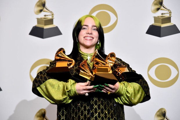 LOS ANGELES, CALIFORNIA - JANUARY 26: Billie Eilish poses with her awards in the press room during the 62nd Annual GRAMMY Awards at STAPLES Center on January 26, 2020 in Los Angeles, California. (Photo by Alberto E. Rodriguez/Getty Images for The Recordin (Foto: Getty Images for The Recording A)