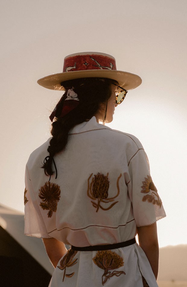 Camisa de linho bordada (R$ 17.500), chapéu de palha pintado à mão (R$ 4.700) e lenço de seda (R$ 890) (Foto: Chloé Le Drezen)