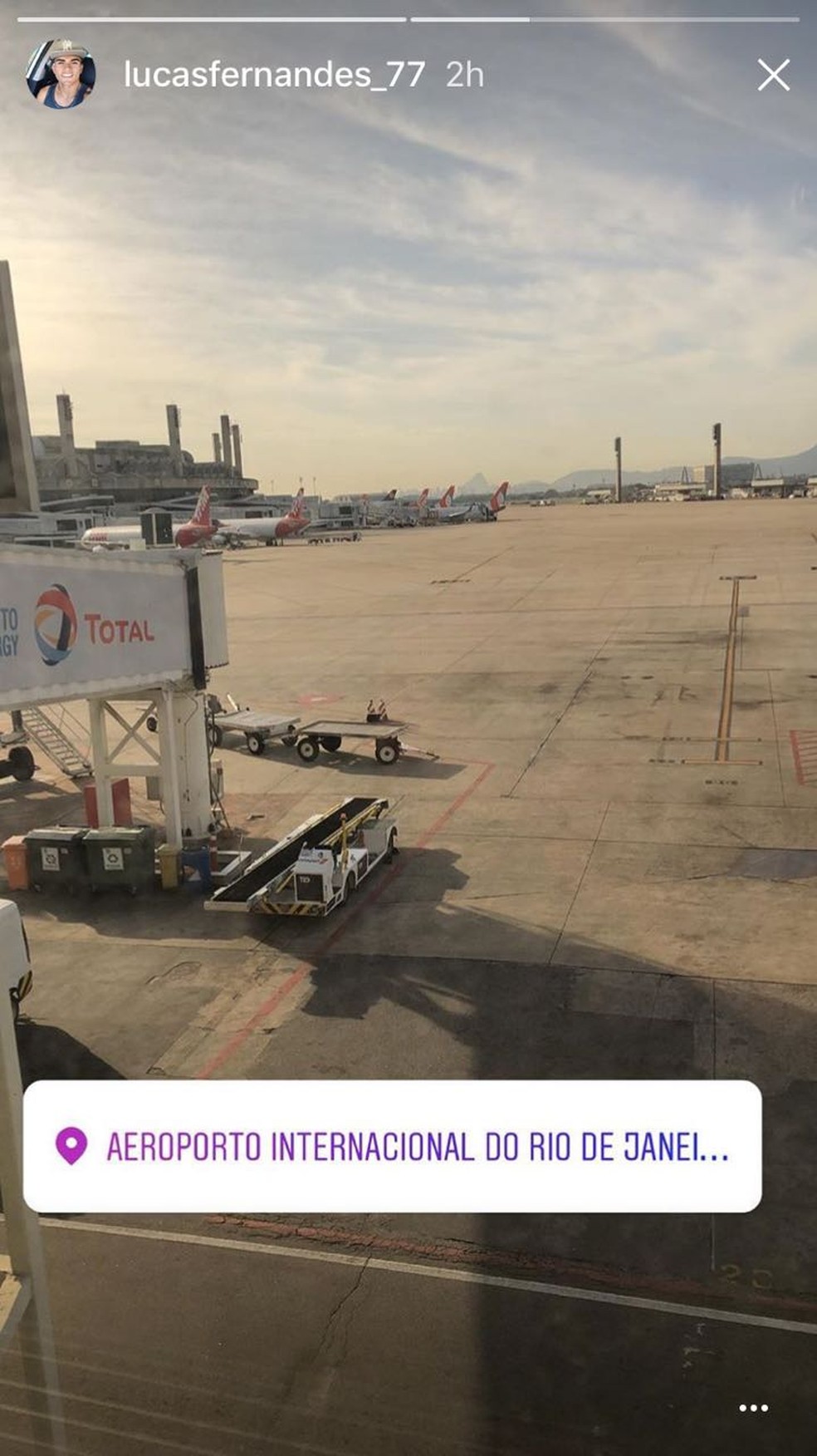 Lucas Fernandes postou foto embarcando no aeroporto do Galeão nesta quarta (Foto: Reprodução)