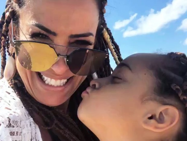 Scheila Carvalho comemora 45 anos de idade e ganha beijo da filha, Giulia (Foto: Instagram/Reprodução)