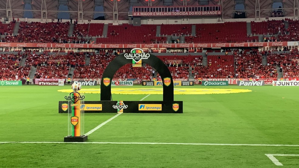 Gre-Nal no Beira-Rio &eacute; adiado ap&oacute;s ataque a &ocirc;nibus do Gr&ecirc;mio &mdash; Foto: Bruno Ravazzolli