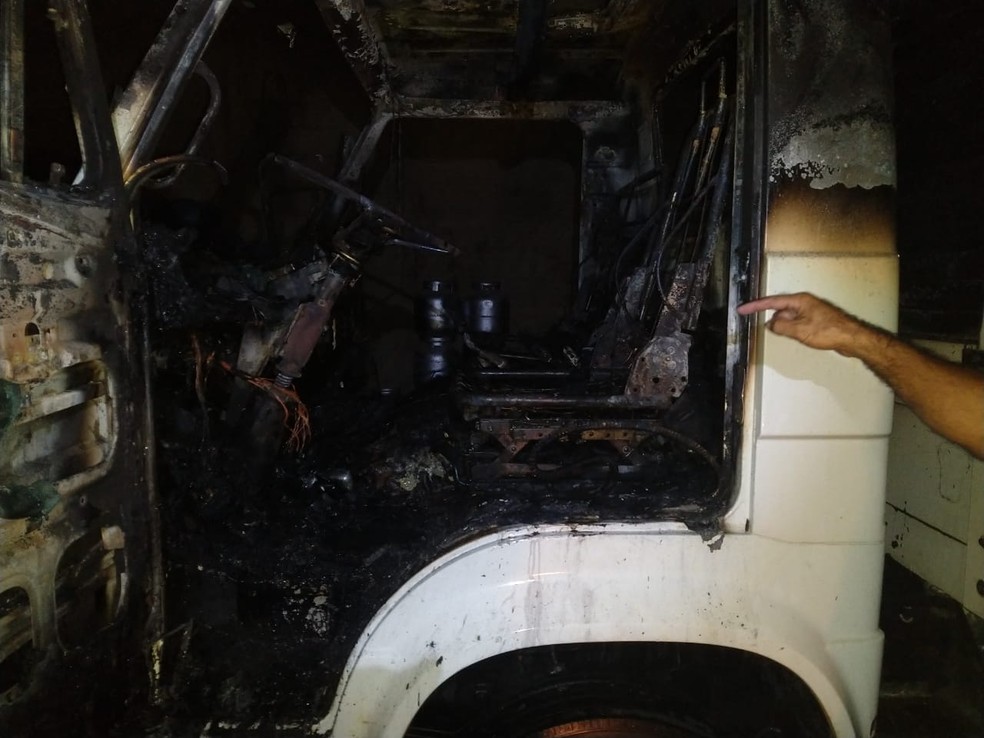 Veículo ficou destruído com as chamas em União dos Palmares, Alagoas — Foto: Bombeiros