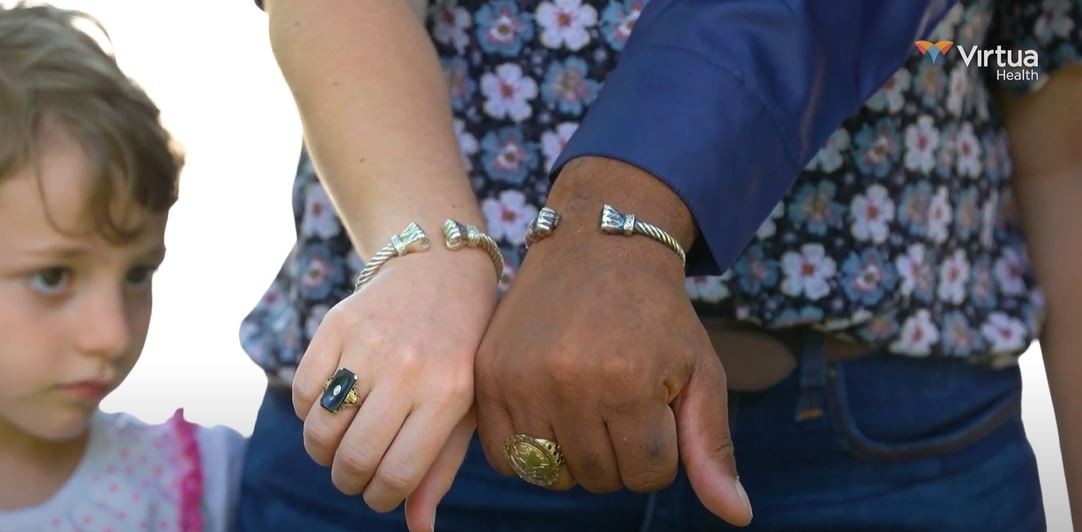 Heather Schaefer e Roy McIntosh tem um bracelete por terem impactado a vida de um ao outro  (Foto: Reprodução/Youtube/ Virtua Health)