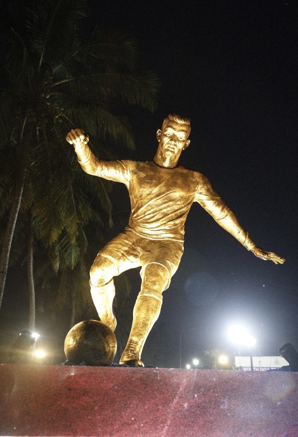 Esttua de Cristiano Ronaldo inaugurada em Goa   Foto: Reproduo/Twitter