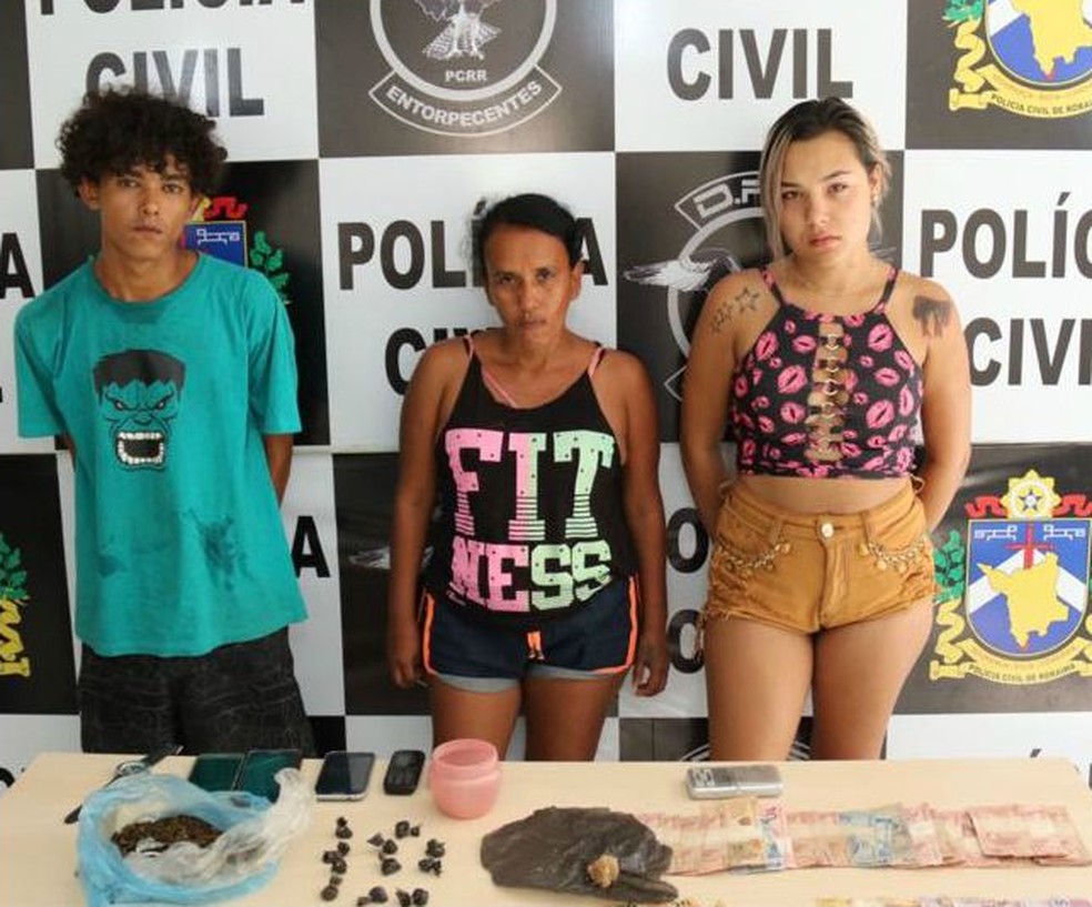 Victoria (última à direita) foi presa com outros dois suspeitos nessa quinta (23) (Foto: Polícia Civil/Divulgação)