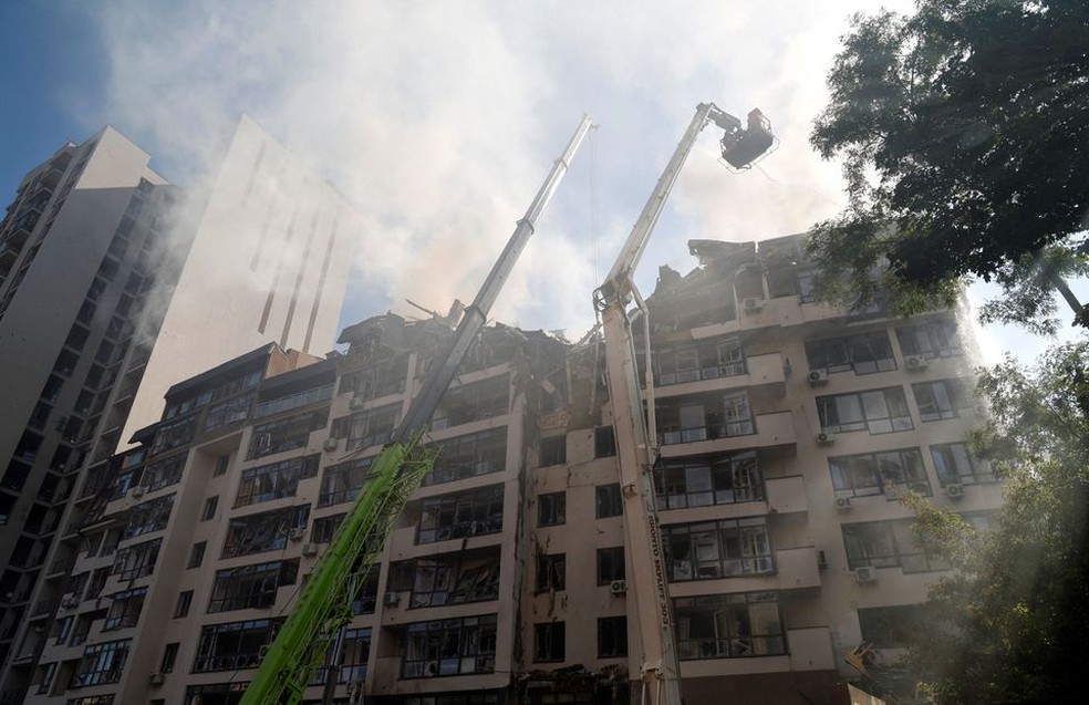 Equipes de resgate trabalham em um prédio residencial danificado por um ataque de míssil russo em Kiev, Ucrânia - 26 de junho de 2022— Foto: REUTERS/Valentyn Ogirenko